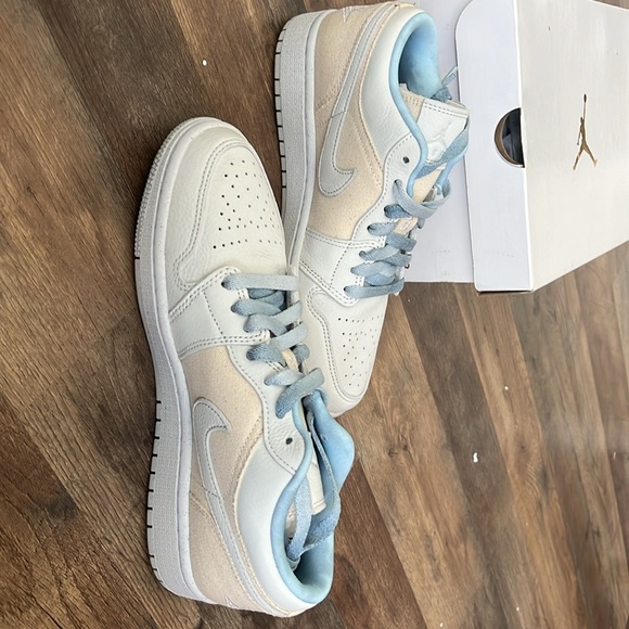 Brand new, never been worn women’s Air Jordan 1 low se “grey cream.” - Picture 3 of 5